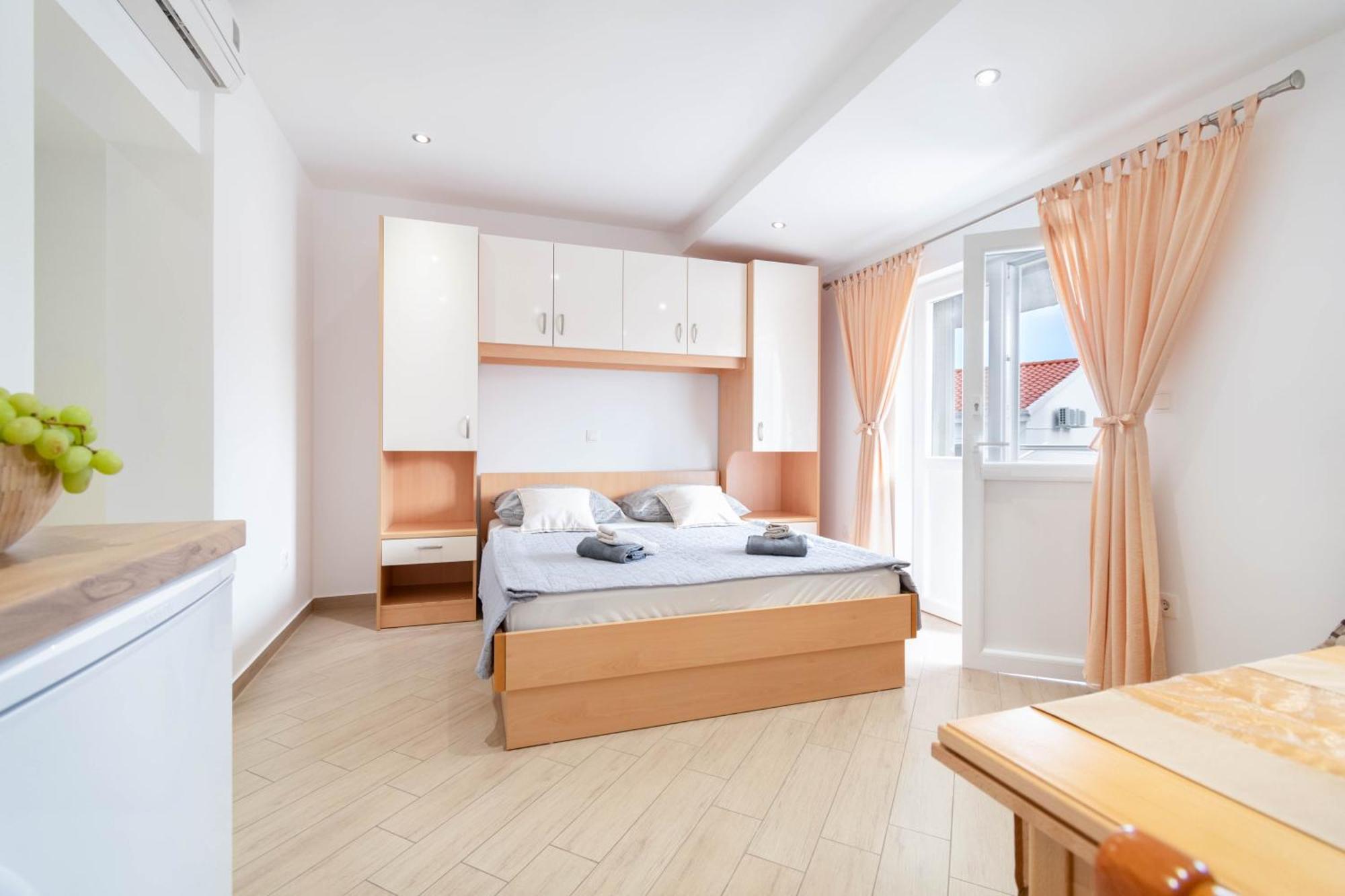 Studio Apartmani Dora Makarska Exterior foto